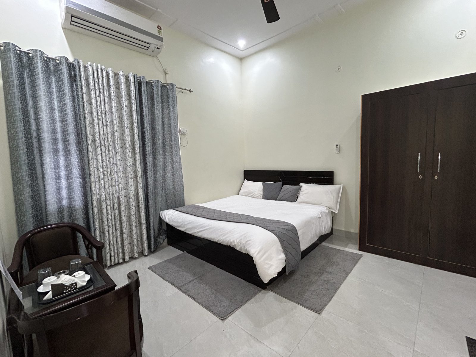 AC room without balcony, view 1